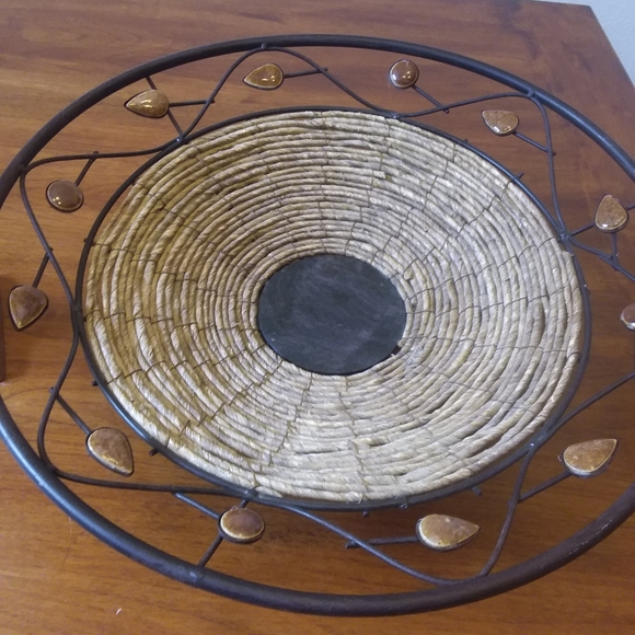 Brass candles holder and woven basket - Picture 8 of 10